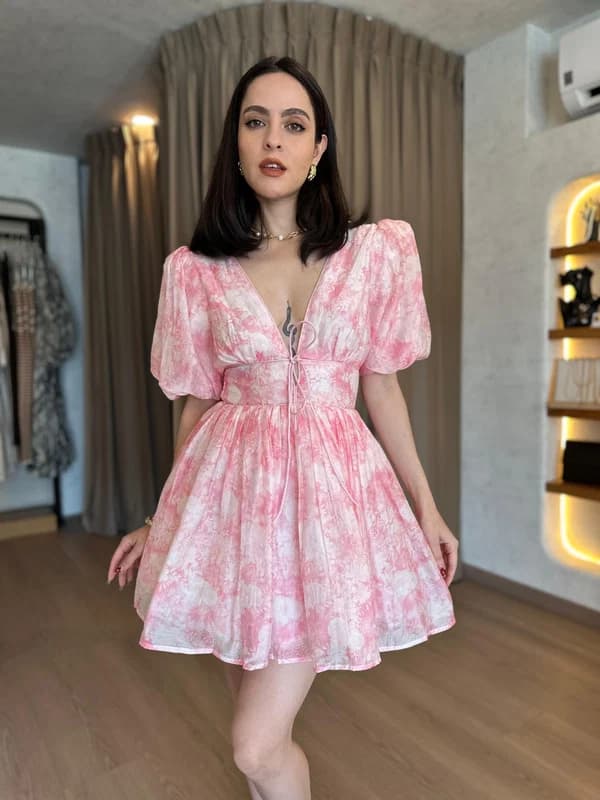 Mini vestido floral rosa sobre fondo claro, imagen de la colección Primavera / Verano.